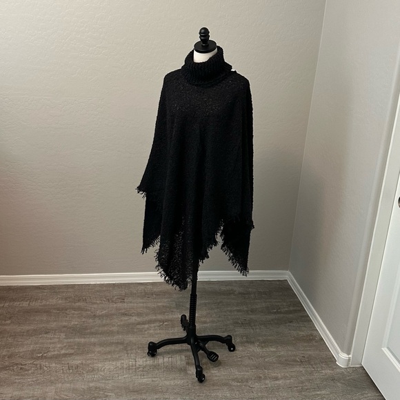 NEW COWL NECK ONE SIZE BLACK FRINGE LIGHTWEIGHT PULL OVER PONCH SHAWL CAPE - Picture 2 of 10